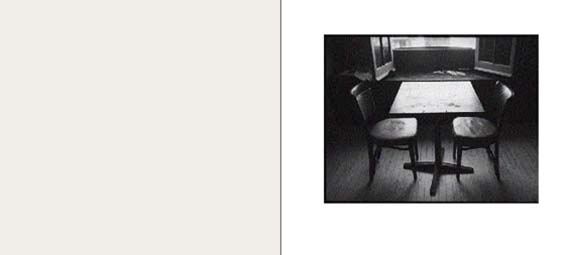 2 szk / N.Y. Squat Theater, f.f., 2027 cm, 1981 2 chaises, preuve noir et blanc, 